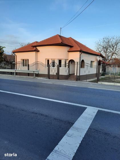 Casă cu 4 camere cu Teren 1564 Mp în Central