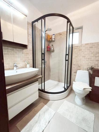 Apartament cu 4 camere decomandat în Est