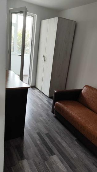 Apartament cu 3 camere semidecomandat în Exterior Vest