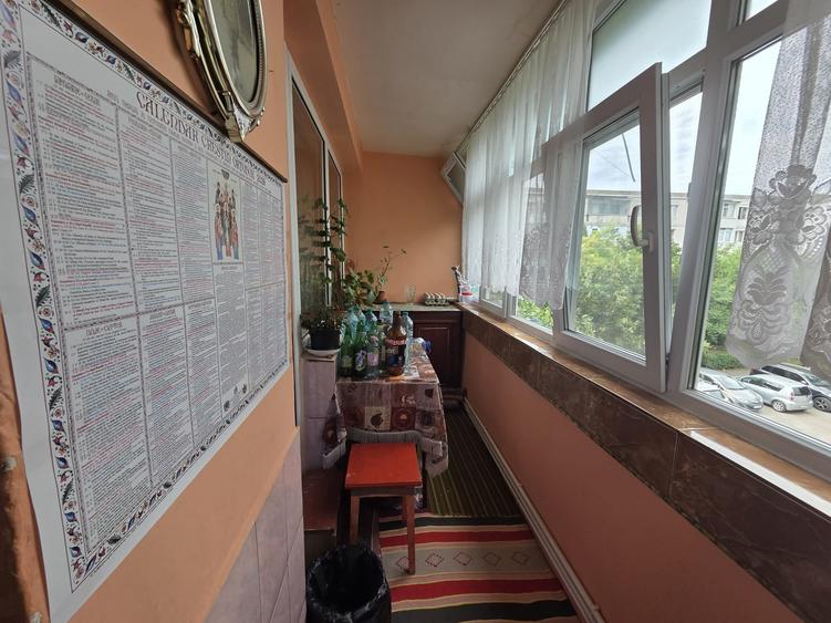 Apartament cu 3 camere semidecomandat în Micro 16