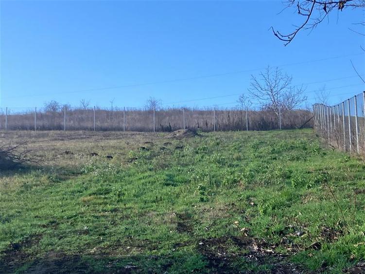 Teren extravilan de 2500 mp, în Aeroport