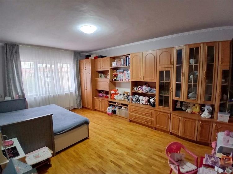 Apartament cu 2 camere decomandat în Valenta