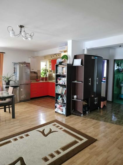 Apartament cu 3 camere decomandat în Exterior Vest