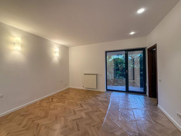 Apartament cu 3 camere semidecomandat, mobilat în Primăverii