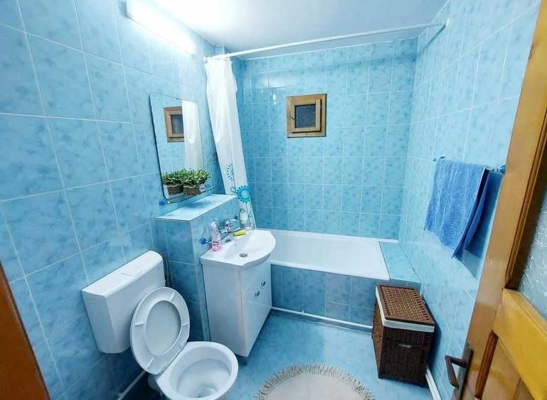 Inchiriez apartament 2 camere decomandat, etaj 4, aer condtionat, centrala, frigider, masina de spalat. Srt victoriei 221 targu jiu, - 6