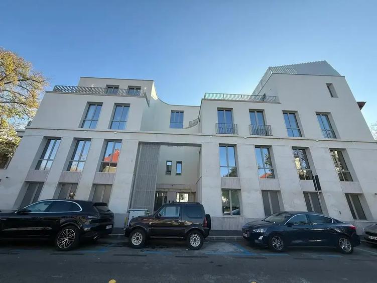 Apartament cu 3 camere semidecomandat în Armeneasca