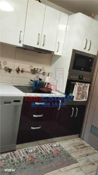 Apartament cu 3 camere semidecomandat în Podu Roș