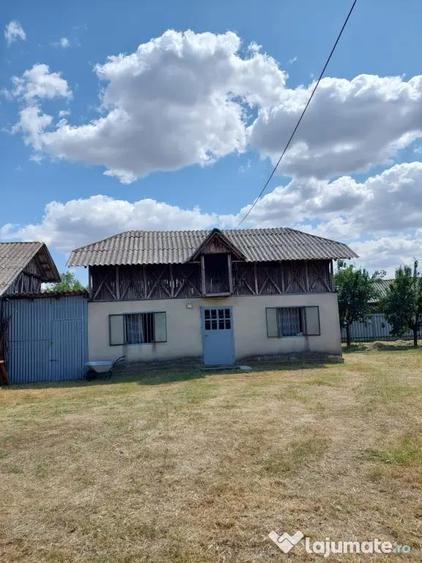 Casă cu 2 camere cu Teren 4500 Mp în Ionești