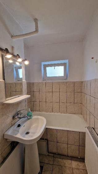 Apartament cu 4 camere semidecomandat în Craiovița Nouă