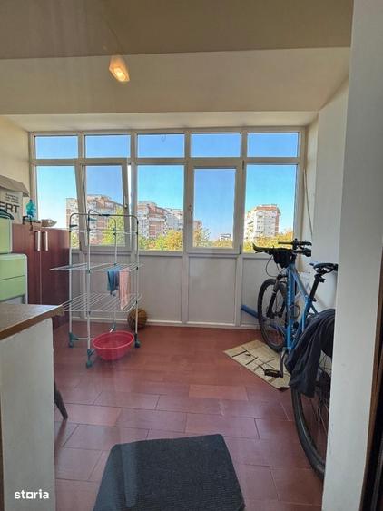 Apartament cu 4 camere decomandat în Rovine