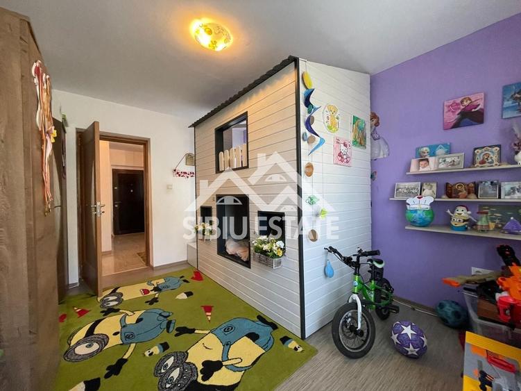 Apartament cu 3 camere decomandat, mobilat în Șelimbăr