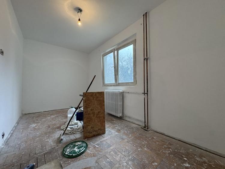 Apartament cu 2 camere nedecomandat în P-ța Doina