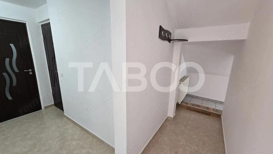 Apartament de vanzare 3 camere luminoase si balcon in zona Tilisca - 1