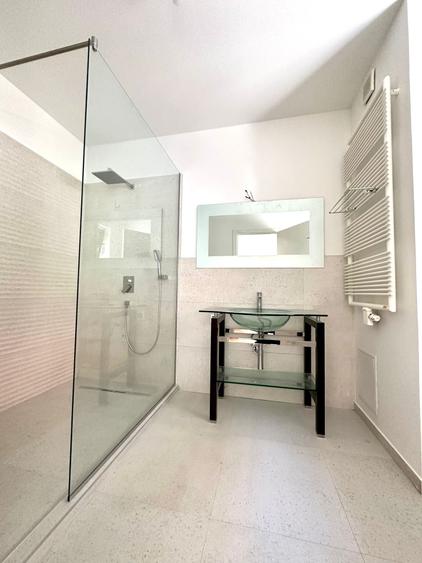Apartament cu 5 camere decomandat în Primăverii