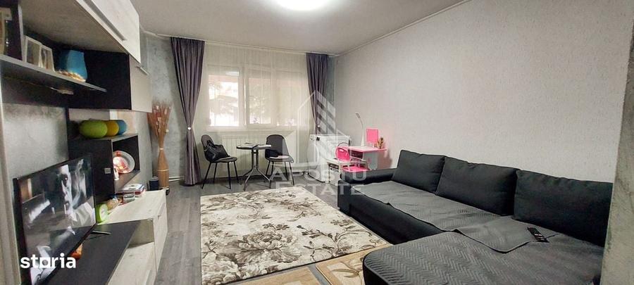 Apartament cu 3 camere semidecomandat în Micro 4