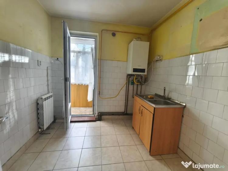 Apartament cu 3 camere semidecomandat în Central