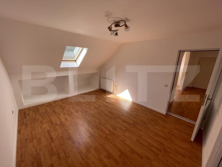 Apartament cu 3 camere semidecomandat, mobilat în Ștefan cel Mare