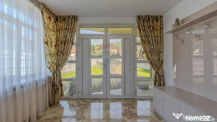 Casă cu 10 camere cu Teren 1074 Mp în Moieciu