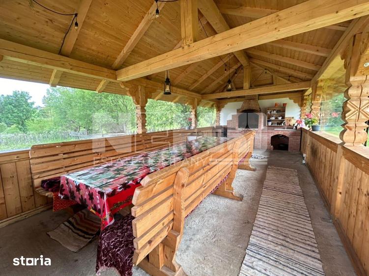 Casă cu 9 camere cu Teren 2200 Mp în Moldovița