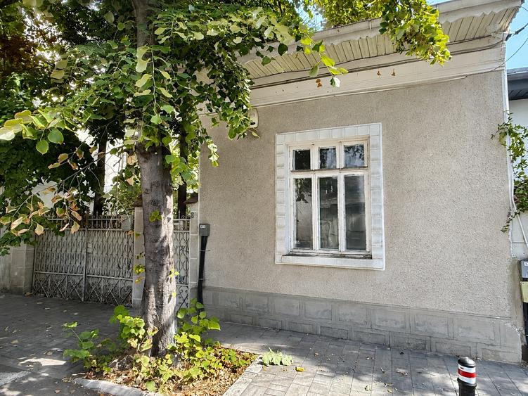 Casă individuală cu 5 camere cu Garaj în Tei