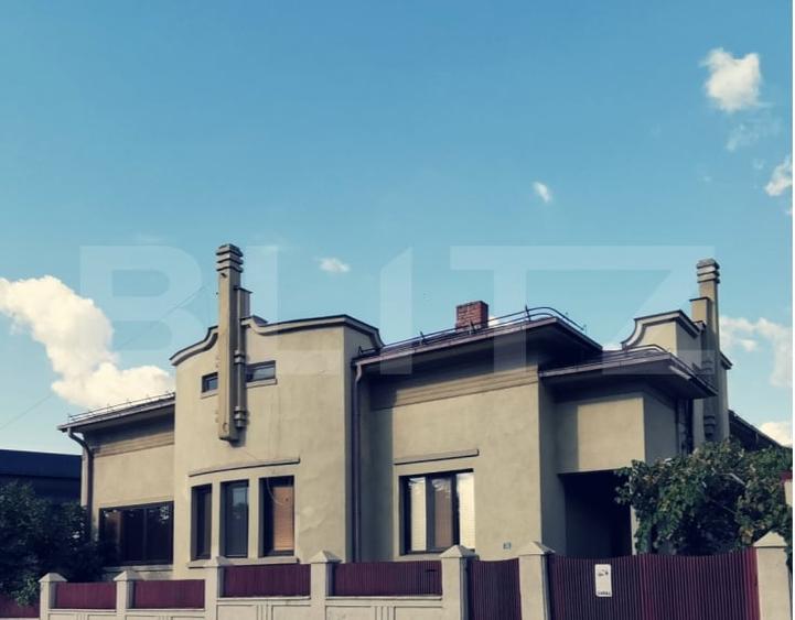 Casă individuală cu 9 camere cu Canalizare în Central