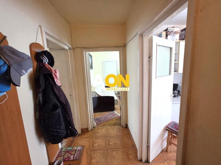 Apartament cu 3 camere semidecomandat în Cetate