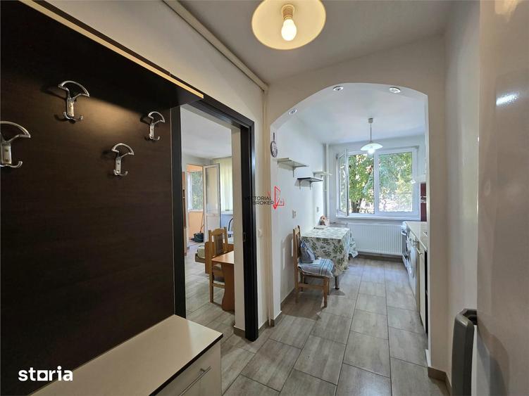 Apartament cu 2 camere semidecomandat în Tei