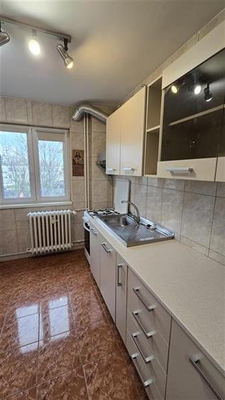 Apartament cu 3 camere semidecomandat, mobilat în Alexandru Obregia