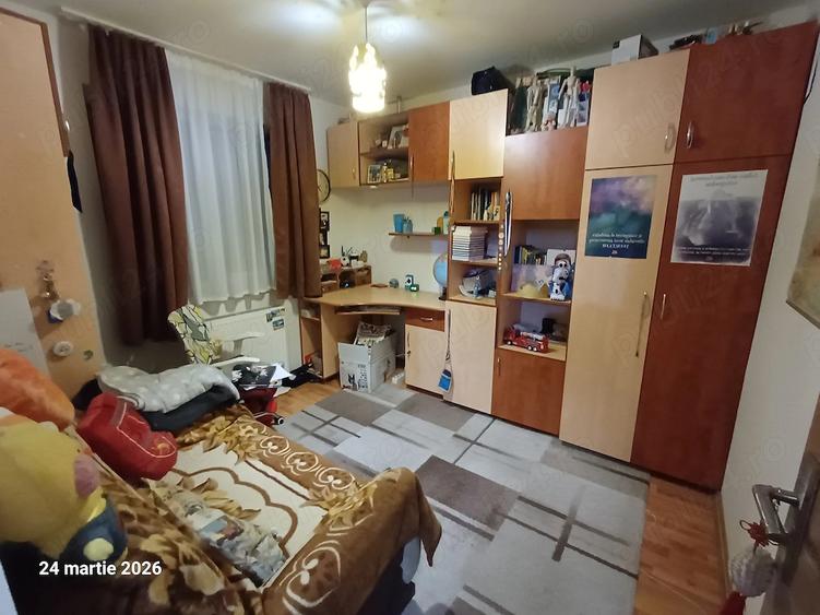 Apartament cu 3 camere semidecomandat în Dâmbu Pietros
