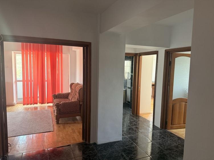 Apartament cu 3 camere decomandat în Albești