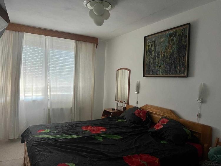 Apartament cu 4 camere semidecomandat în Central
