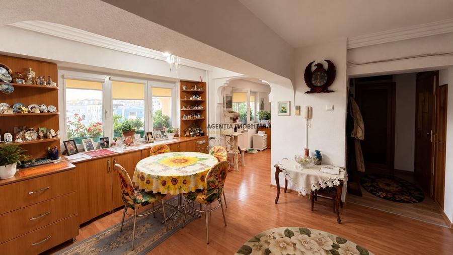 Apartament cu 4 camere decomandat în P-ța Victoriei