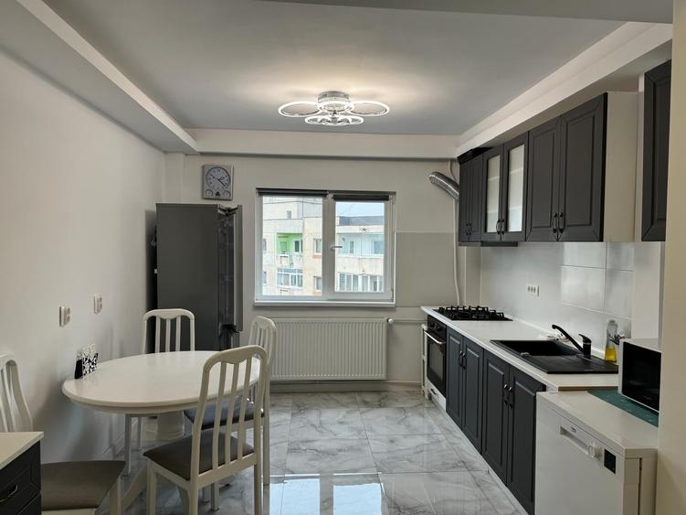 Apartament cu 3 camere decomandat în Tineretului