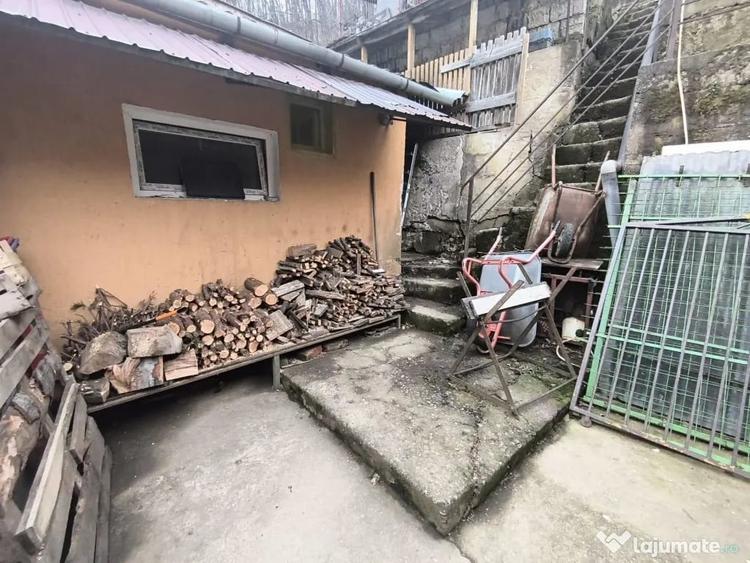 Casă cu 5 camere cu Teren 180 Mp în Muncitoresc