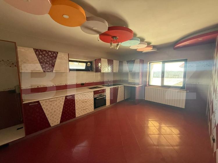 Casă individuală cu 9 camere cu Canalizare în Comișani