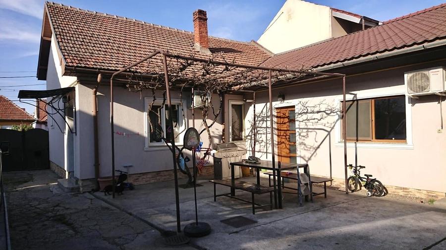 Casă individuală cu 7 camere cu Canalizare în Girocului