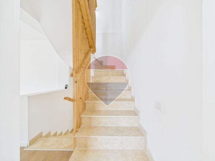 Apartament cu 3 camere semidecomandat în Tunari