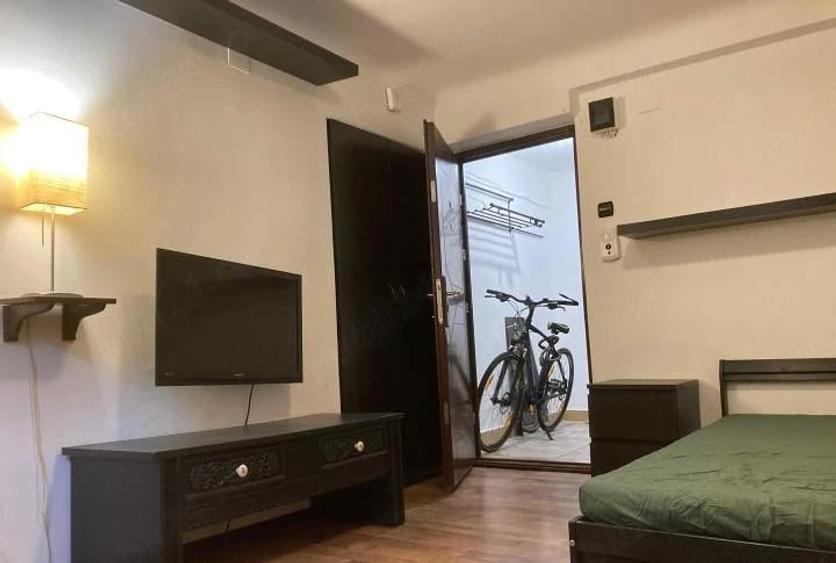 Garsonieră decomandată, mobilată în P-ța Universității