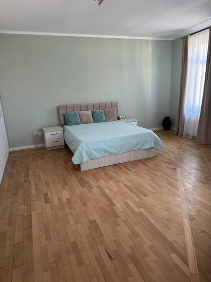 Apartament cu 3 camere decomandat în Moșilor