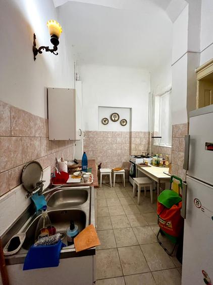 Apartament cu 3 camere semidecomandat în Calea Victoriei