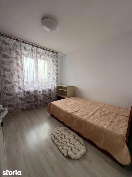 Apartament cu 3 camere semidecomandat în Alexandru cel Bun
