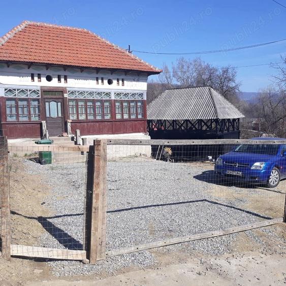 Casă cu 4 camere cu Teren 2200 Mp în Pietrari