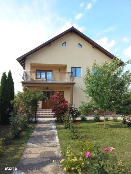 Casă cu 4 camere decomandat în Buda