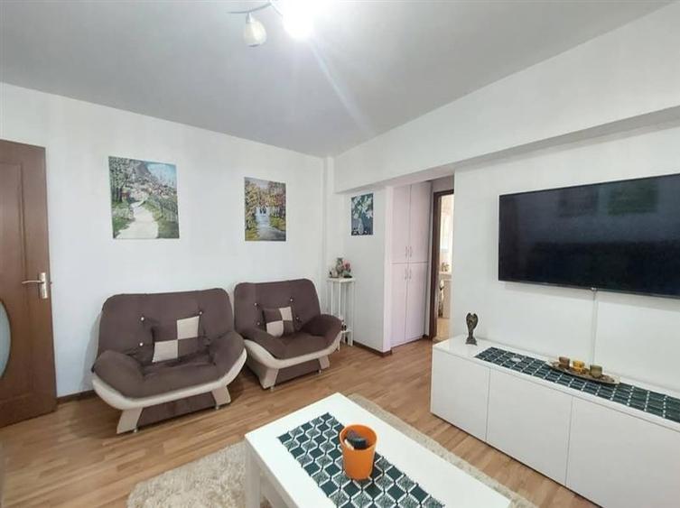 Apartament cu 3 camere semidecomandat în Balta Albă