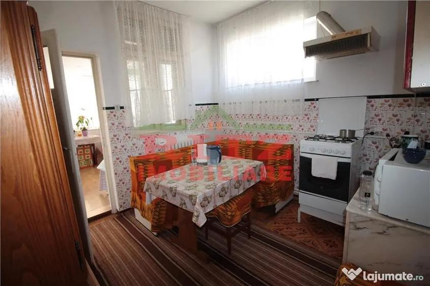 Casă cu 8 camere cu Teren 445 Mp în Orașul de Jos