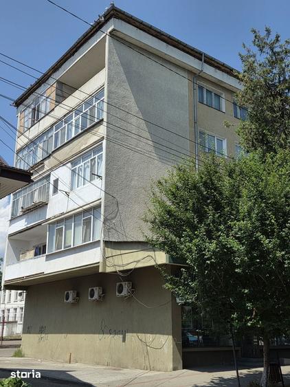 Apartament cu 4 camere semidecomandat în Central