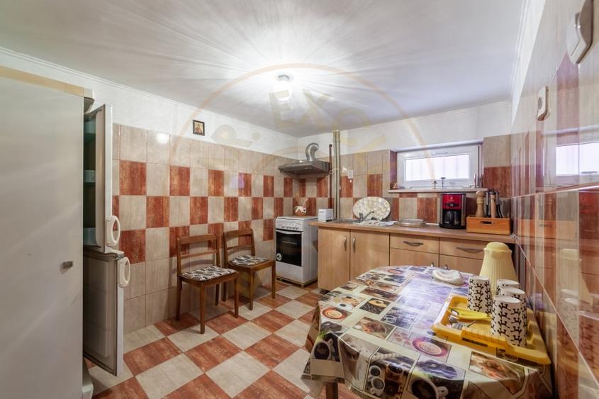Casă individuală cu 10 camere cu Canalizare în Exercițiu