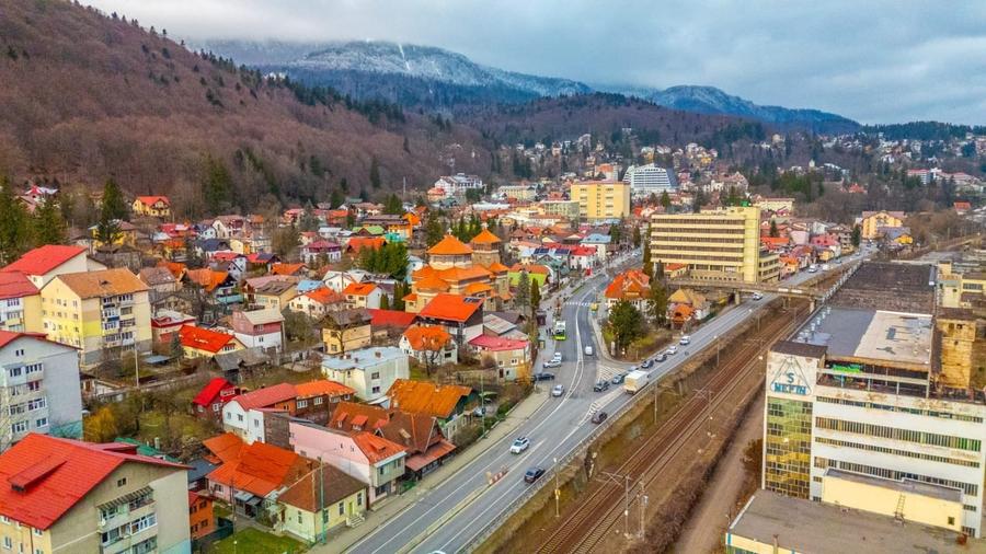 Apartament cu 3 camere decomandat, mobilat în Calea București