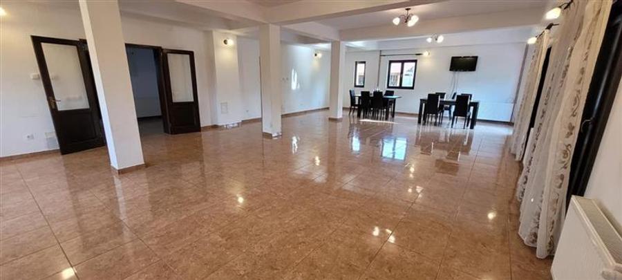 Casă individuală cu 7 camere cu Canalizare în Cristian