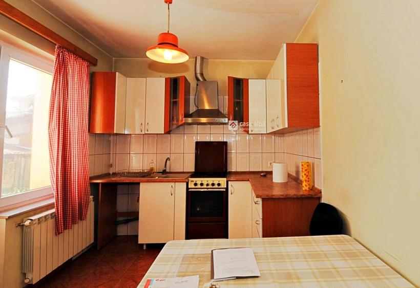 Casă individuală cu 5 camere cu Canalizare în Central